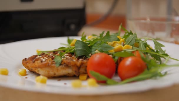 Friptură la grătar cu salată — Videoclip de stoc