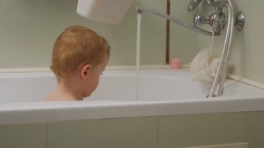 Ufaklık tuvalette oynuyor.