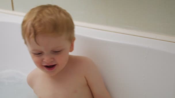 Kleine jongen in de badkamer — Stockvideo