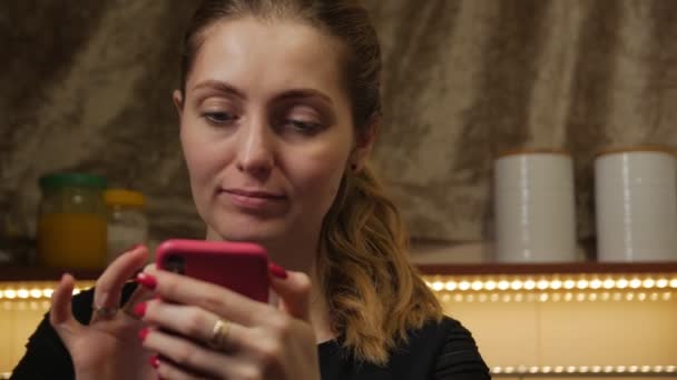 Mujer joven usar Smartphone — Vídeos de Stock