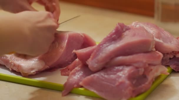 Женщина режет сырое мясо — стоковое видео