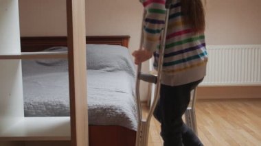 Koltuk değnekli Kız