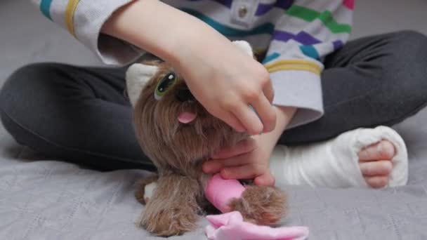 Девочка, заботящаяся об игрушке — стоковое видео