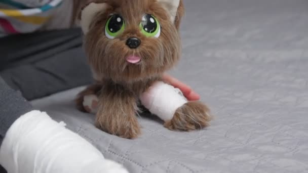 おもちゃの世話をする負傷した子供 — ストック動画