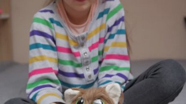 Bir oyuncakla ilgilenen çocuk