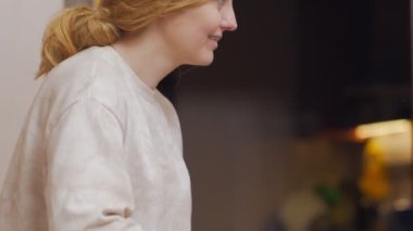 Gülümseyen Kadın Ütü Kıyafetleri