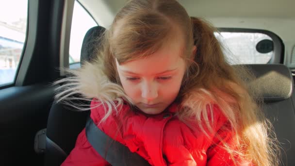 Enfant fille dans un siège de voiture — Video