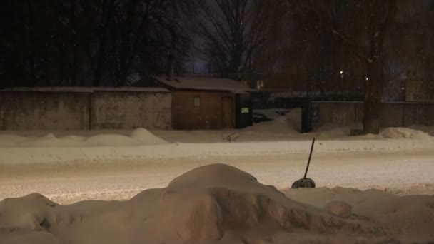 Schep in de sneeuw nacht — Stockvideo