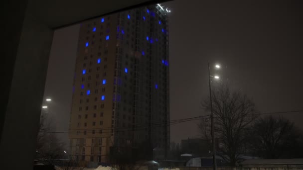 Gece Aydınlatılmış Apartmanlar Binası — Stok video