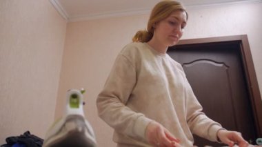 Genç Kadın Giysileri Katlıyor