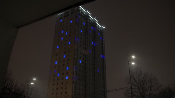 Edificio de apartamentos iluminados de color — Vídeo de stock
