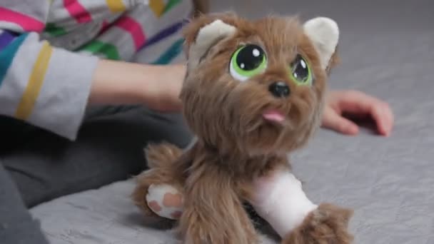怪我をしたおもちゃの世話をする女の子 — ストック動画