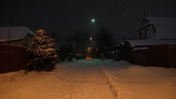 Schnee auf der leeren Nachtstraße — Stockvideo