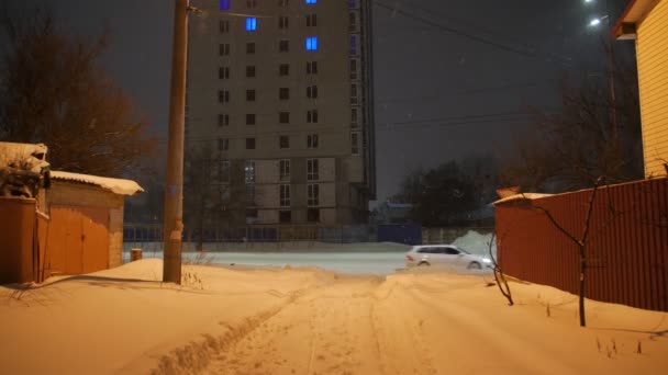 На нічній вулиці — стокове відео