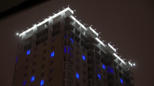 Iluminação azul de janelas de apartamento — Vídeo de Stock