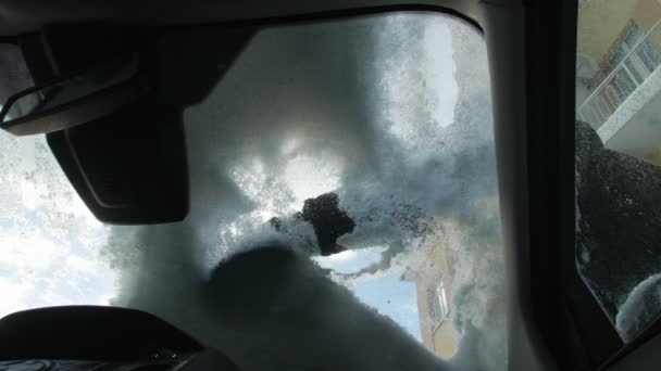 Limpieza del coche de la nieve — Vídeo de stock
