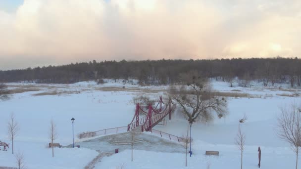 Puente peatonal de invierno — Vídeo de stock