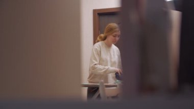 Genç Kadın Giysileri Katlıyor