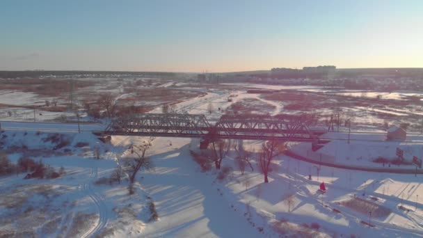 Zimowy most kolejowy o zachodzie słońca — Wideo stockowe