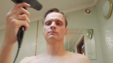 Adam Saç Zamanını Kurutuyor