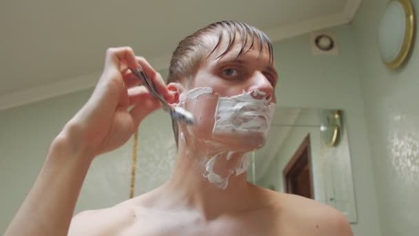 Férfi borotvált arc — Stock videók