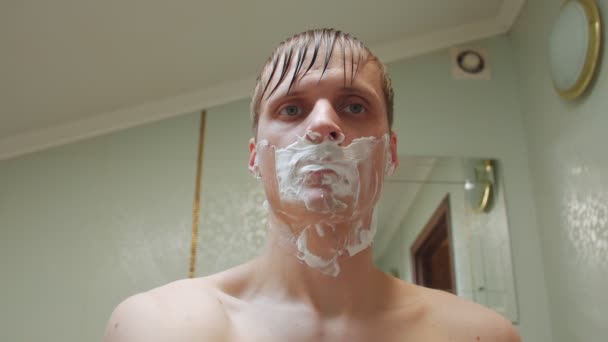 L'homme se rase le visage — Video