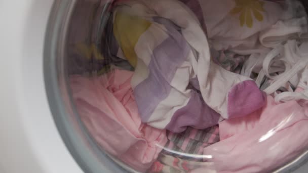 Waschmaschine Wäsche entfernen — Stockvideo