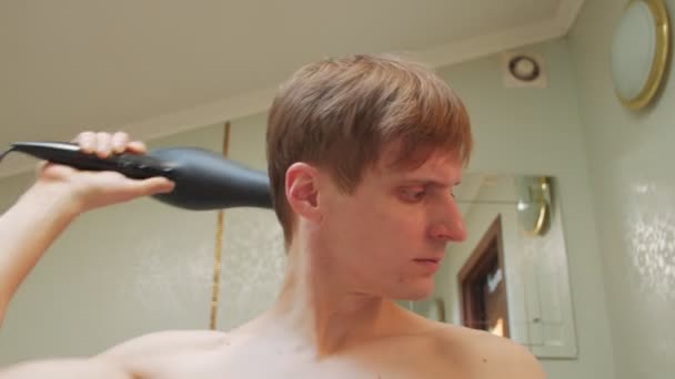 Homme sèche les cheveux avec sèche-cheveux — Video