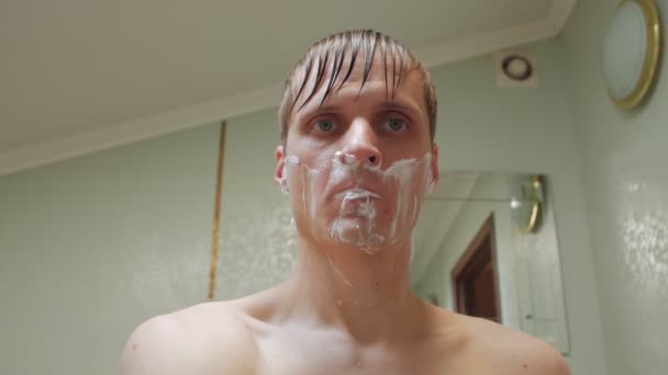 Férfi borotválkozás a fürdőszobában — Stock videók