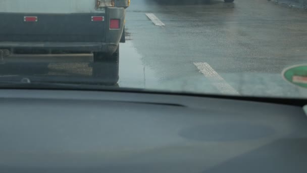 Маркировка мокрой дороги — стоковое видео