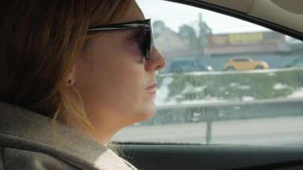 Женщина-водитель автомобиля — стоковое видео