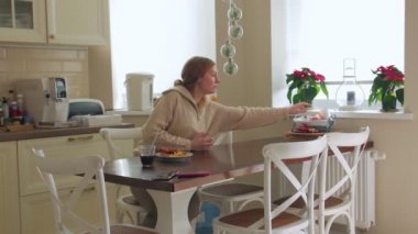 Mutfakta Yemek Yiyen Kadın