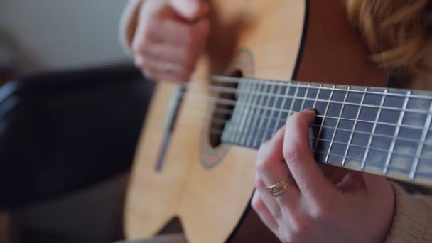 Mujer tocando la guitarra de cerca — Vídeo de stock