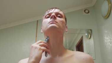 Genç Adam Tıraş
