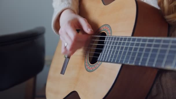 Onherkenbare vrouw die gitaar speelt — Stockvideo