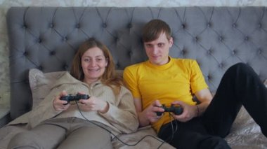 Kadın ve Erkek Video Oyunları Oynuyor