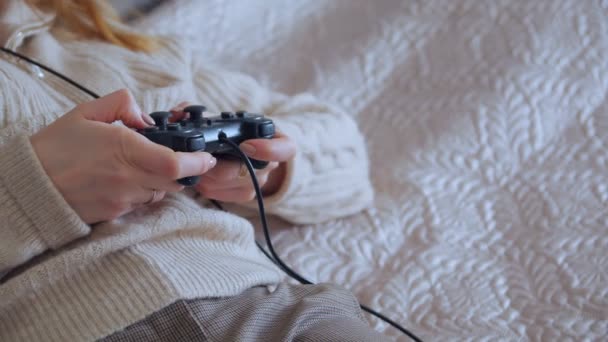 Gamepad em mãos de mulher — Vídeo de Stock