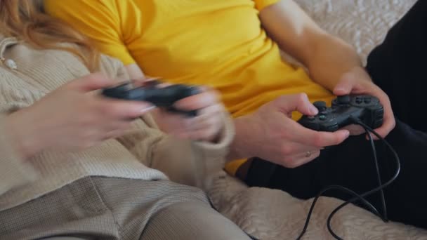 Pria Tangan Wanita Dengan Gamepads — Stok Video