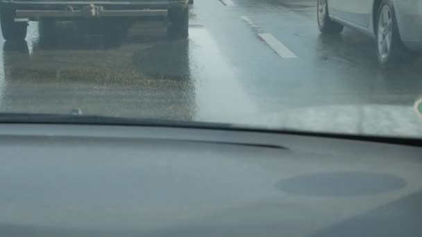 Droga dla mokrych samochodów — Wideo stockowe