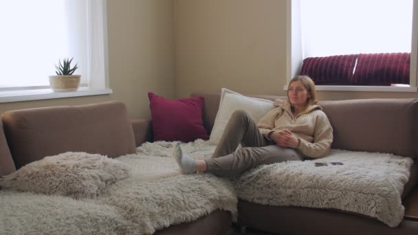 Mulher no sofá falando — Vídeo de Stock