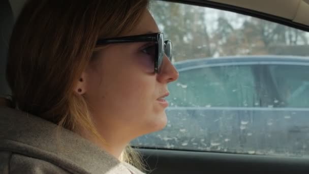 Vrouwelijke bestuurder aan het praten — Stockvideo
