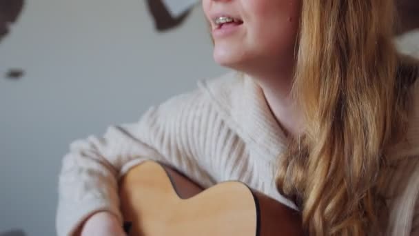 Primer plano de la mujer tocando la guitarra — Vídeo de stock