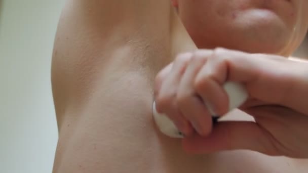 Muž užívající antiperspirant — Stock video