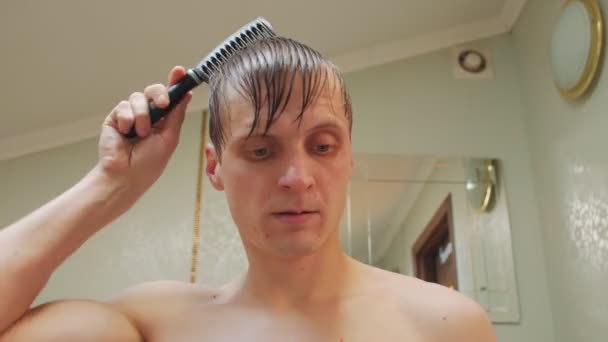 Man Combing Wet Hair — Stock Video