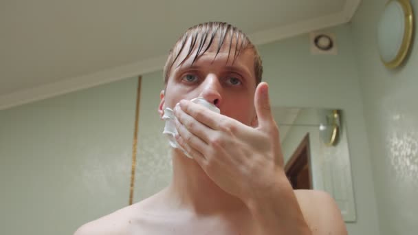 Ο άνθρωπος εφαρμόζει αφρό ξυρίσματος — Αρχείο Βίντεο