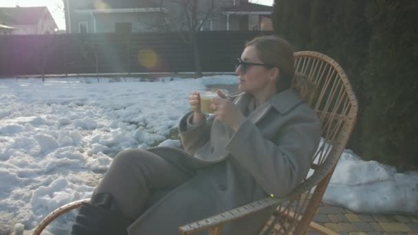 Kobieta pijąca kawę podwórko — Wideo stockowe