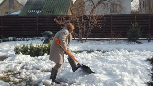 Femme enlève la neige — Video