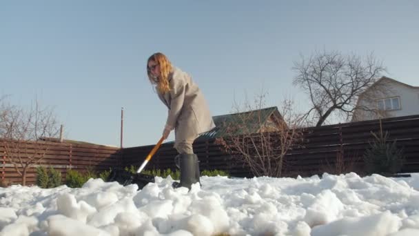 Eliminación de la nieve por la casa — Vídeos de Stock
