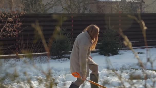 Eliminación de nieve femenina — Vídeos de Stock