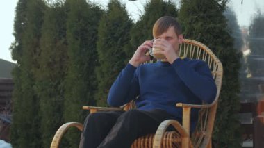 Sallanan Sandalyedeki Adam